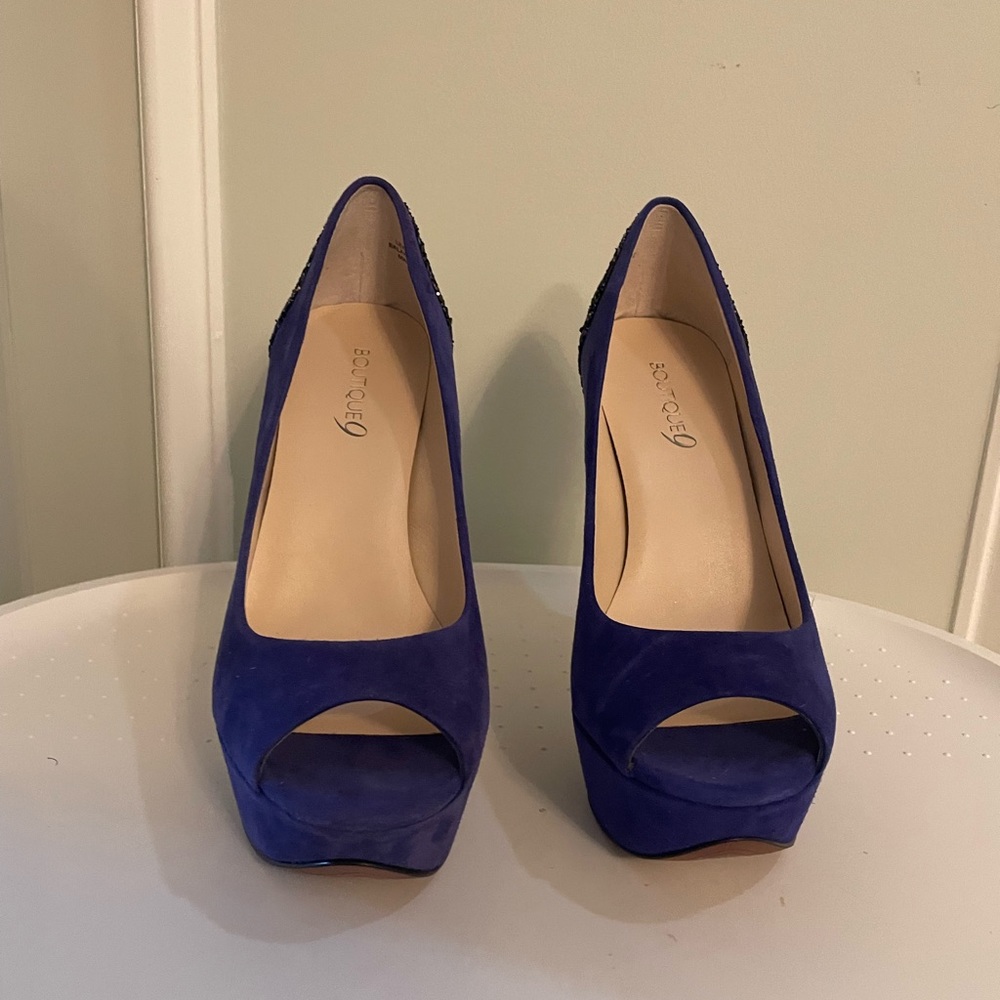 7.5 platform peep toe pumps with glitter on the back